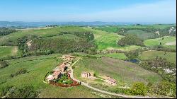 Giotto country house with loggia and garden near Montalcino, Siena