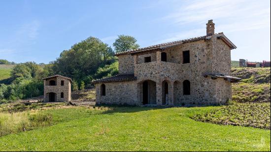 Leonardo country house with garden and porch, Montalcino, Siena