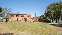 Seventeenth-century casale with pool for sale in Cortona – Tuscany 