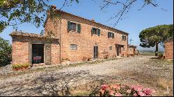 Seventeenth-century casale with pool for sale in Cortona – Tuscany 