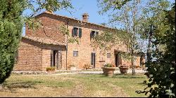 Seventeenth-century casale with pool for sale in Cortona – Tuscany 