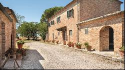 Seventeenth-century casale with pool for sale in Cortona – Tuscany 