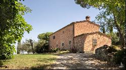 Seventeenth-century casale with pool for sale in Cortona – Tuscany 