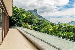 House designed by Índio da Costa with breathtaking views in Alto Jardim Botânico