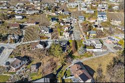 Detached house facing south-westwith building potential