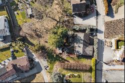 Detached house facing south-westwith building potential