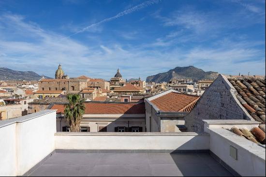 Prestigious penthouse to renovate in Palermo's historic center