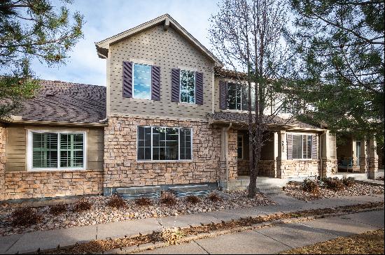 Charming Townhouse with Double-Sided Fireplace and Modern Possibilities