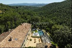 Elegant estate with a tennis court in the Upper Maremma