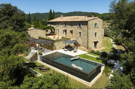 Elegant estate with a tennis court in the Upper Maremma