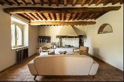 Elegant estate with a tennis court in the Upper Maremma