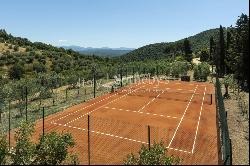 Elegant estate with a tennis court in the Upper Maremma