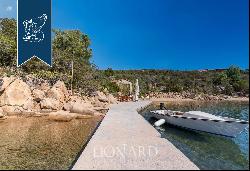 An exclusive villa with a private beach and a big dock on the beach of Cala Suaraccia, als