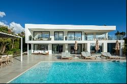 Exquisite modern villa on the front line of golf