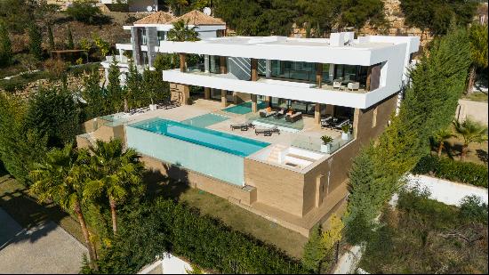 Extraordinary villa combining luxury, breathtaking panoramic views and modern contemporar