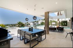 Extraordinary villa combining luxury, breathtaking panoramic views and modern contemporar