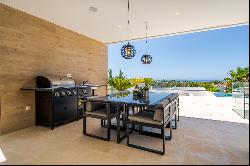 Exquisite villa combining luxury, breathtaking panoramic views and modern contemporary de