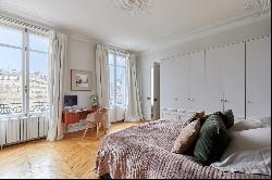 Paris 17th District - Pereire. Bright and elegant corner apartment.