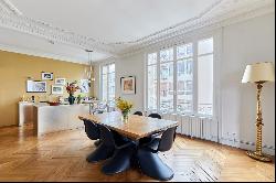 Paris 17th District - Pereire. Bright and elegant corner apartment.