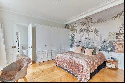 Paris 17th District - Pereire. Bright and elegant corner apartment.