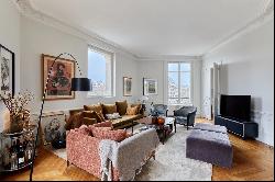 Paris 17th District - Pereire. Bright and elegant corner apartment.