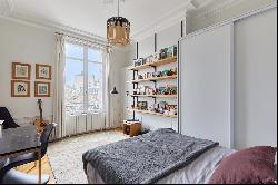 Paris 17th District - Pereire. Bright and elegant corner apartment.