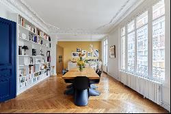 Paris 17th District - Pereire. Bright and elegant corner apartment.