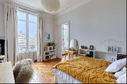 Paris 17th District - Pereire. Bright and elegant corner apartment.