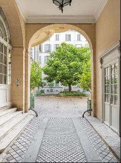 Paris 7th District – A meticulously renovated pied a terre