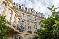 Paris 7th District – A meticulously renovated pied a terre