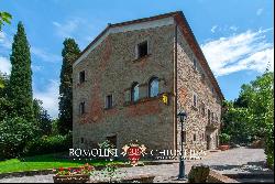 FORMER CONVENT WITH SMALL VINEYARDS FOR SALE IN CORTONA, LAKE TRASIMENO