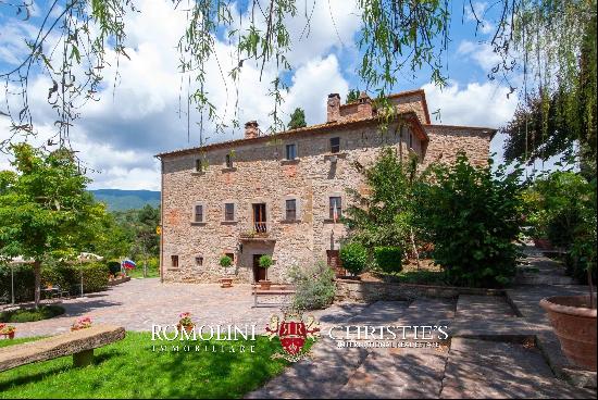 FORMER CONVENT WITH SMALL VINEYARDS FOR SALE IN CORTONA, LAKE TRASIMENO