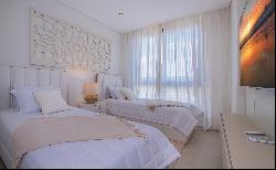 Furnished ground floor apartment in the gated community of Aquaterra.