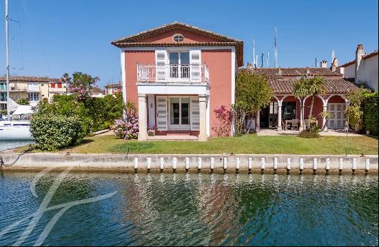 Magnificent villa on the sea