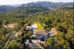 Exceptional vacation rental villa near Aix-en-Provence in beautiful surroundings