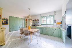 Bastide to renovate for sale in Aix-en-Provence with tennis court close to international s