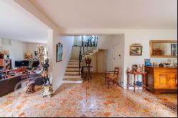 Bastide to renovate for sale in Aix-en-Provence with tennis court close to international s