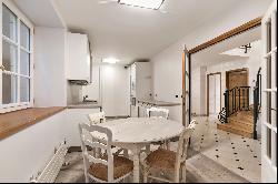 Paris 8th District -  A split-level 3-bed apartment in a prime location