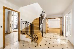 Paris 8th District –  A split-level 3-bed apartment in a prime location