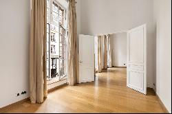 Paris 8th District -  A split-level 3-bed apartment in a prime location