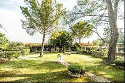 18th century farmhouse with landscaped grounds on the outskirts of l'ISLE sur LA SORGUE