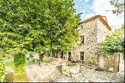 18th century farmhouse with landscaped grounds on the outskirts of l'ISLE sur LA SORGUE