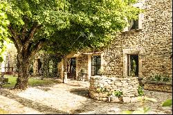 18th century farmhouse with landscaped grounds on the outskirts of l'ISLE sur LA SORGUE