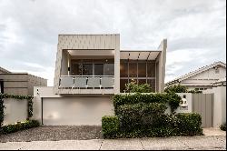 Modern Masterpiece in Balmoral's Finest Enclave