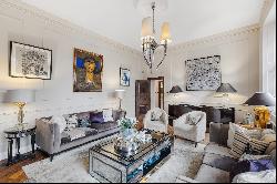 Exceptional three-bedroom apartment in Connaught Square