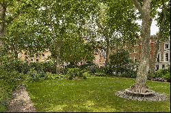 Exceptional three-bedroom apartment in Connaught Square