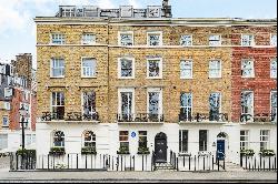 Exceptional three-bedroom apartment in Connaught Square