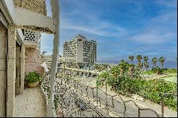 Architecturally Designed Seafront Apartment