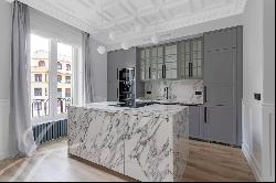 Spacious Renovated Flat in Classic Building