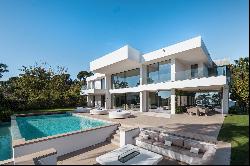 Elegant masterpiece with sea views in El Madroñal.